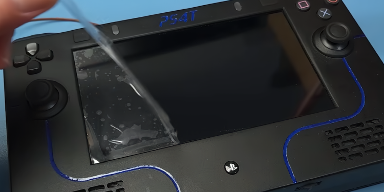 Modder bir PlayStation 4 Slim’i el konsoluna dönüştürüyor