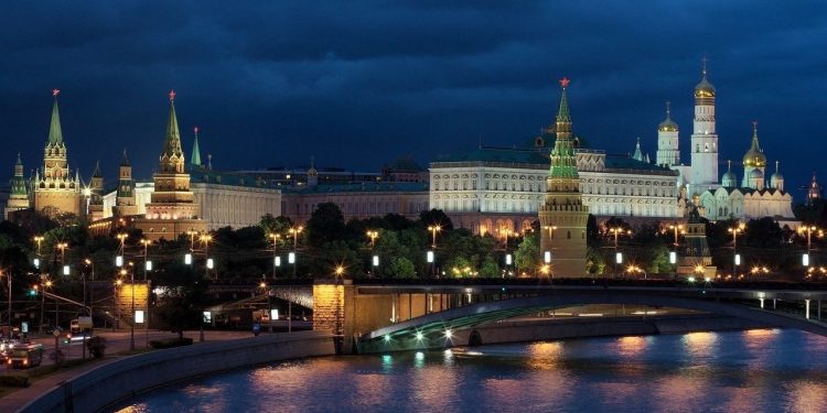 Rus yetkililer, yasaklama sonrası dört kat daha fazla iPhone satın alıyor.