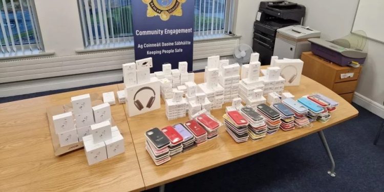 İrlanda polisi sahte Apple ürünlerinde 170.000 dolardan fazla ele geçirdi.