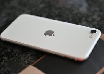 iPhone SE 4’ün taslağı, 6.1 inçlik ekran ve TrueDepth çentik ile gösteriliyor.