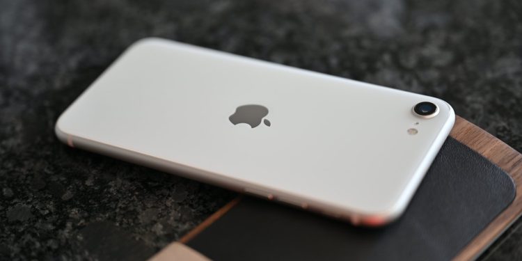 iPhone SE 4’ün taslağı, 6.1 inçlik ekran ve TrueDepth çentik ile gösteriliyor.