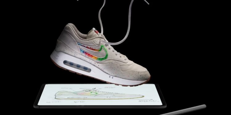 Apple CEO Tim Cook, neredeyse 20 yıl sonra hala Nike ile iş birliğini sürdürüyor.