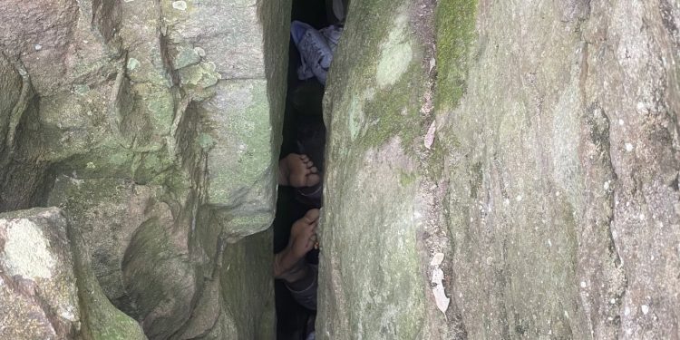 iPhone Düşmesi Avustralyalı Kadının Kayalıklar Arasında Saatlerce Baş Aşağı Sıkışmasına Neden Oldu