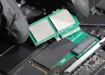YouTuber, sabit lehimli MacBook depolama birimini değiştirmek için donanım hack’ini gösteriyor