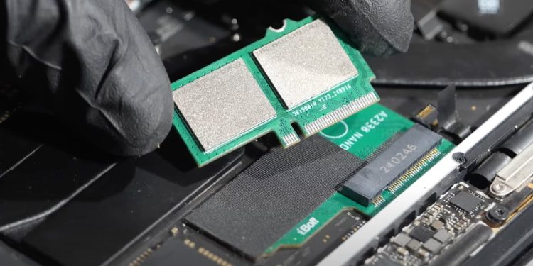 YouTuber, sabit lehimli MacBook depolama birimini değiştirmek için donanım hack’ini gösteriyor