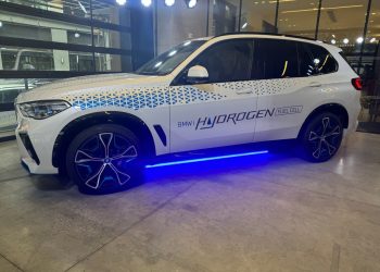 BMW, sıfır emisyonlu bir gelecek için hem batarya hem de hidrojenli EV’ler gerektiğini belirtiyor.