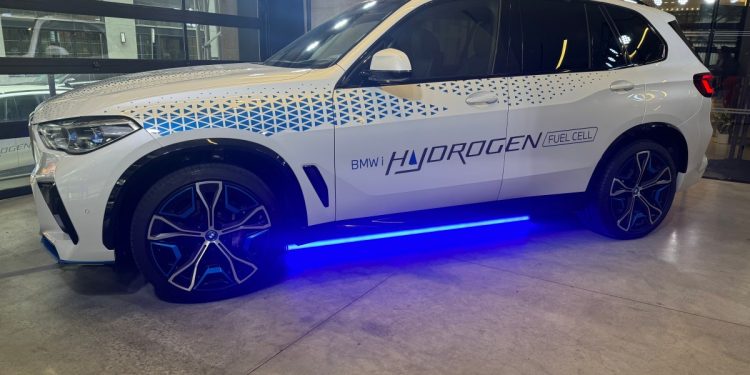 BMW, sıfır emisyonlu bir gelecek için hem batarya hem de hidrojenli EV’ler gerektiğini belirtiyor.