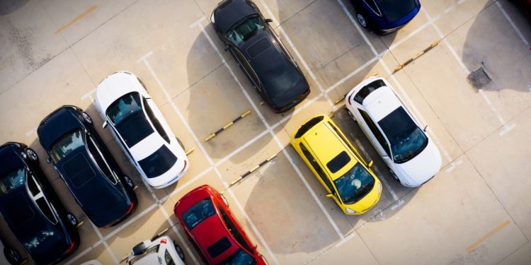 Google, SpotHero ile iş birliği yaparak Maps ve Arama’da otopark rezervasyonlarını sunuyor.