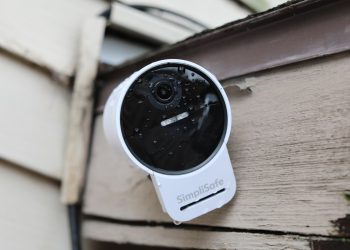 SimpliSafe’nin yeni dış mekan izleme hizmeti, yapay zekayı insan ajanlarla birleştiriyor.