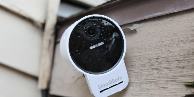 SimpliSafe’nin yeni dış mekan izleme hizmeti, yapay zekayı insan ajanlarla birleştiriyor.