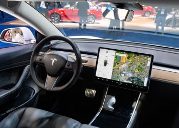Tesla’nın ‘denetimsiz FSD’ ve robotaksiler için planları, kırmızı bantlarla karşılaşabilir mi?