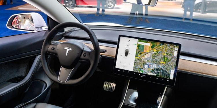 Tesla’nın ‘denetimsiz FSD’ ve robotaksiler için planları, kırmızı bantlarla karşılaşabilir mi?
