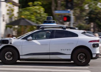 Waymo’nun kornalayan robotaksilerini çeken kadın bir özür promosyonu aldı- sonra tüm gün onu kullanarak geçirdi.