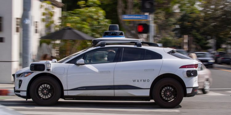 Waymo’nun kornalayan robotaksilerini çeken kadın bir özür promosyonu aldı- sonra tüm gün onu kullanarak geçirdi.
