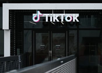 ByteDance, AI içerik moderasyonuna geçiş yaparken yüzlerce TikTok çalışanını işten çıkarıyor.