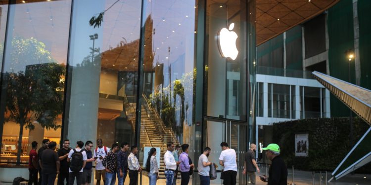 Apple, Hindistan’da dört yeni perakende mağaza planlıyor.