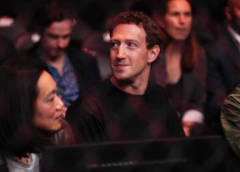 Meta, Elon Musk, Mark Zuckerberg ve diğer ünlülerin özel jetlerini takip eden hesapları askıya alıyor.