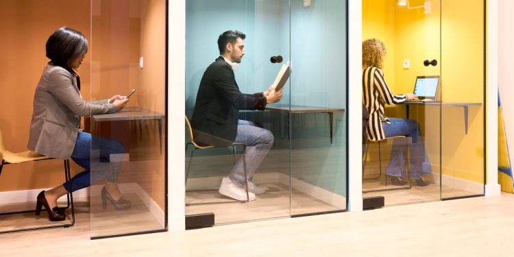 Glassdoor, LinkedIn’ın kitabından bir sayfa alarak kısa videolar, anketler ve görüntüler başlattı.