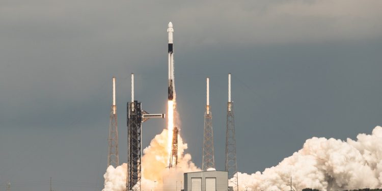 SpaceX, üç ayda üçüncü anormalliğin ardından astronotları ISS’e götürdükten sonra Falcon 9’ı yerden kesildi.