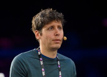 Sam Altman’ın Worldcoin’i World adını aldı ve insanlığı kanıtlamak için yeni iris tarama Orbu’nu gösteriyor.