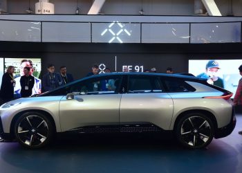 Faraday Future CEO ve kurucularına, 13 araç teslim ettikten sonra zam ve prim veriyor.