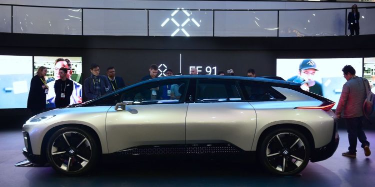 Faraday Future CEO ve kurucularına, 13 araç teslim ettikten sonra zam ve prim veriyor.