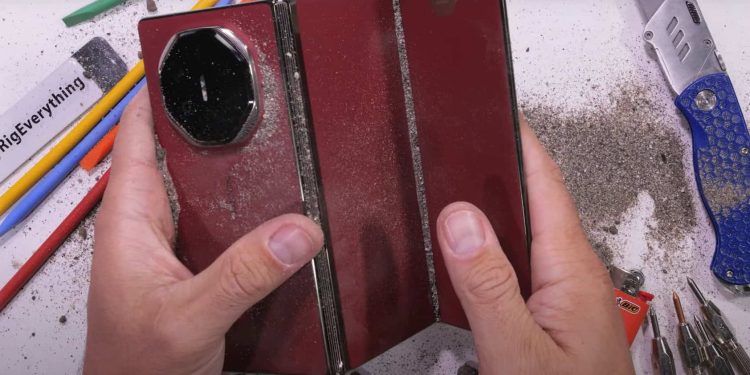 “Huawei’nin üç katlanabilir telefonunun dayanıklılık testleri kırılganlığını ortaya koyuyor”