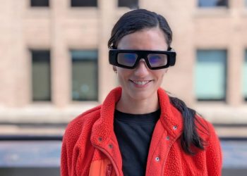 Snap, geliştiricilere harika AR deneyimi sunan son derece büyük Spectacles’ı aylık 99 $ karşılığında sunuyor.