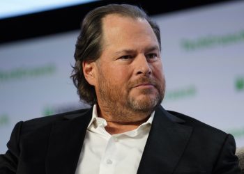 Marc Benioff, AI’nin yararlı olduğunu ancak abartıldığını belirtiyor ve kısmen Microsoft’u suçluyor.