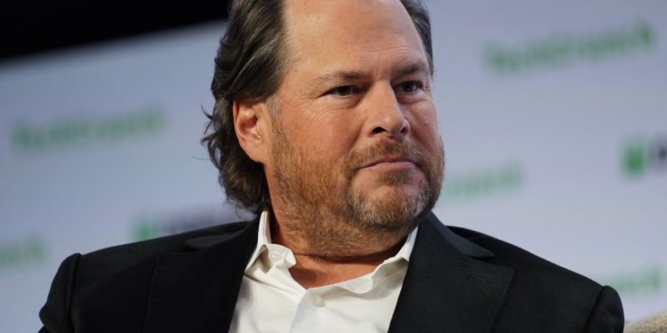 Marc Benioff, AI’nin yararlı olduğunu ancak abartıldığını belirtiyor ve kısmen Microsoft’u suçluyor.
