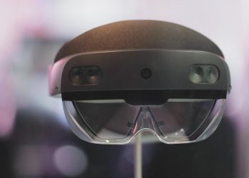 Microsoft HoloLens 2, halefinin belirsiz olduğu şekilde durduruldu.