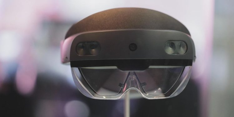 Microsoft HoloLens 2, halefinin belirsiz olduğu şekilde durduruldu.