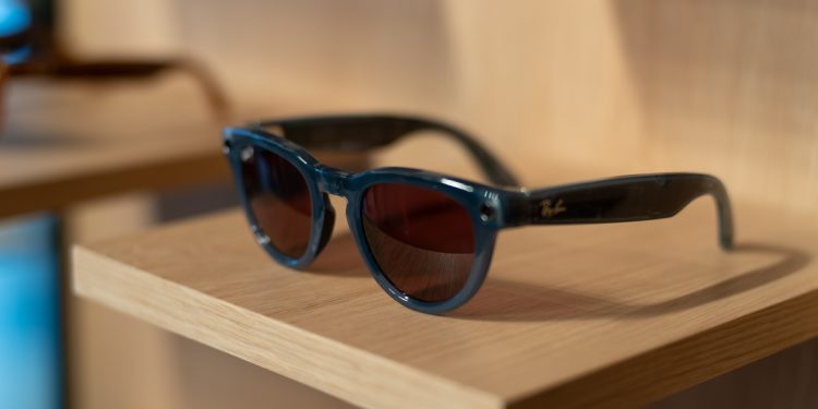 Meta’nın akıllı gözlükleri bazı mağazalarda geleneksel Ray-Ban gözlüklerini bile satışta geride bırakıyor.