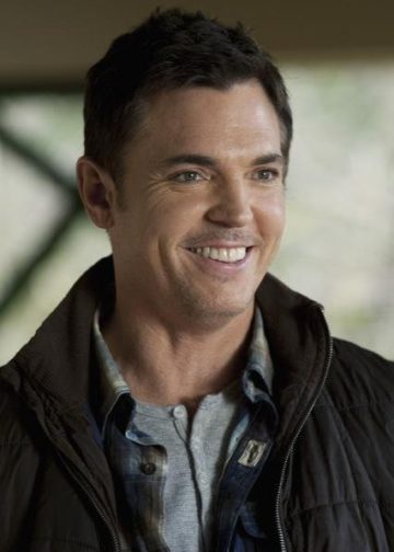 Nicholas Lea