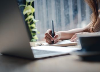 Google’un NotebookLM artık AI tarafından oluşturulan sesli konuşmaları yönlendirmenize olanak tanıyor, iş ortakları için pilot program başlatıyor