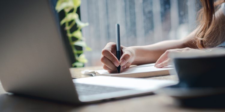 Google’un NotebookLM artık AI tarafından oluşturulan sesli konuşmaları yönlendirmenize olanak tanıyor, iş ortakları için pilot program başlatıyor