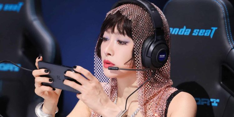 OnePlus 13 tüm renk seçenekleriyle gerçek hayatta görüntülendi