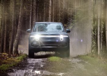 Rivian teslimatları, üretimi yavaşlatan bileşen kıtlığı nedeniyle düşüyor.