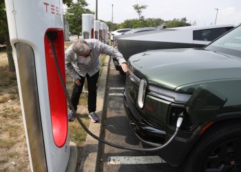 Tesla Super Şarj Noktaları: GM, Ford, Rivian ve diğer EV markalarının erişimine açık.