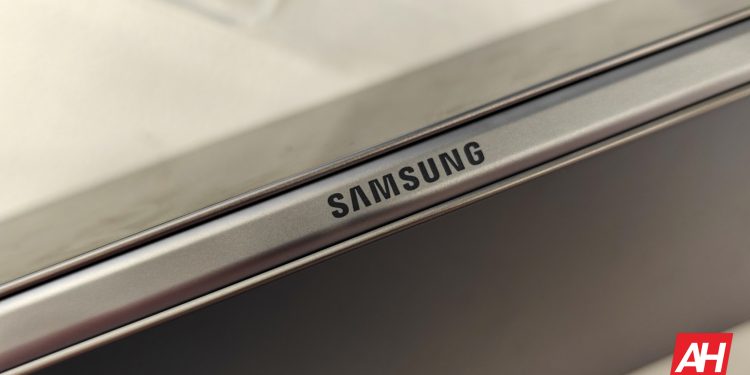 Samsung’ın patentleri, üç katlanabilir ve sarılabilir telefon tasarımlarını gösteriyor.