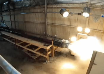 Uzak Hedef Uzay, çölde uzay silahı inşa etmek için 5 milyon doların üzerinde fon topluyor.