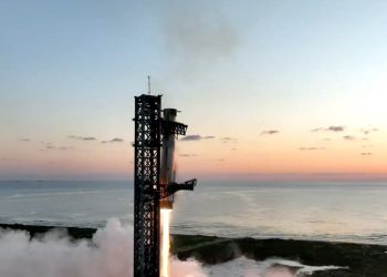 SpaceX geri dönen Starship roketini başarıyla yakalar.
