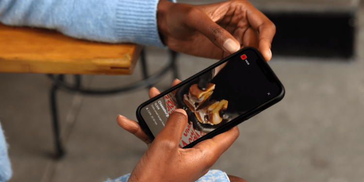 Glovo, yemek teslim uygulamasına sosyal bir bağlılık ekliyor.