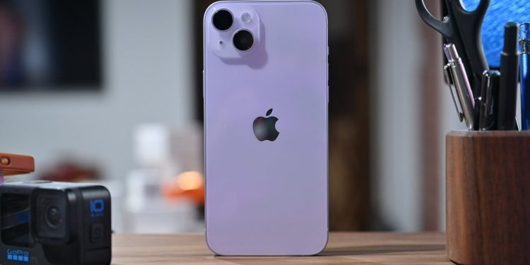 Apple, bazı iPhone 14 Plus modelleri için arka kamera onarım programını başlatıyor.