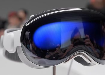 Apple Vision Pro’nun 2025’te M5’i alması bekleniyor, ancak daha düşük maliyetli model gecikme yaşadı.