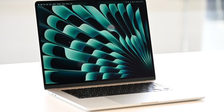 MacBook Air OLED Ekranlı Modeli 2028’e Kadar Gecikebilir