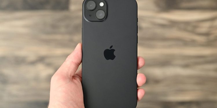 Apple’ın iPhone 15’i, 2024 yılının ortalarında küresel satışlarda Samsung’un hemen arkasında liderlik yaptı.