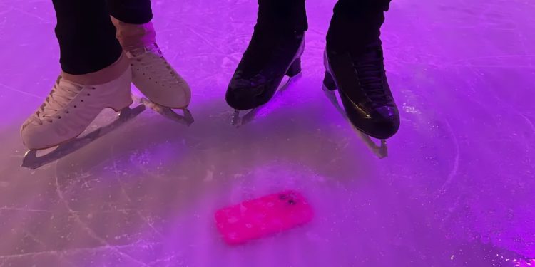 Kız, iPhone’ı buz pateni pistine gömülünce babasını dışladı.