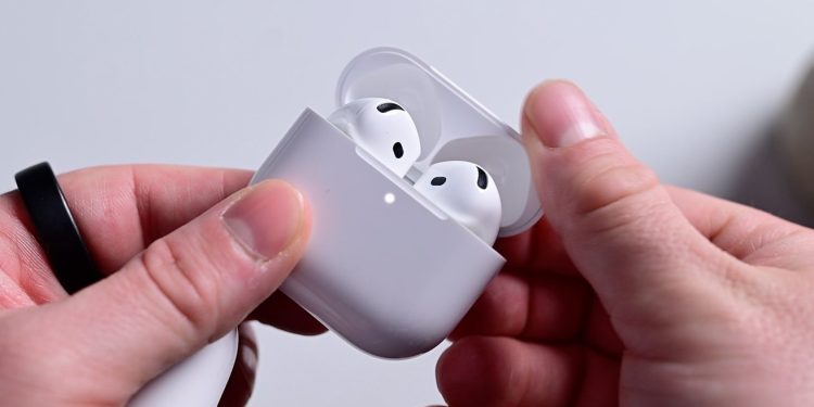 Apple, AirPods Pro 2 ve AirPods 4 için firmware’i tekrar güncelliyor.