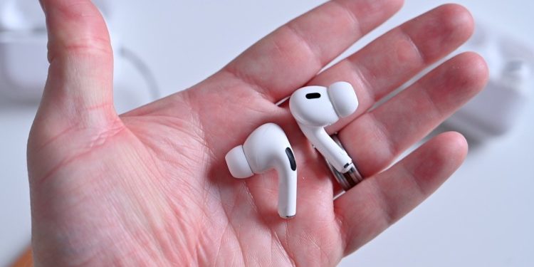 Apple, AirPods Pro 2’ye Fransa’da işitme testleri getiriyor ancak önemli bir özelliği geri tutuyor.